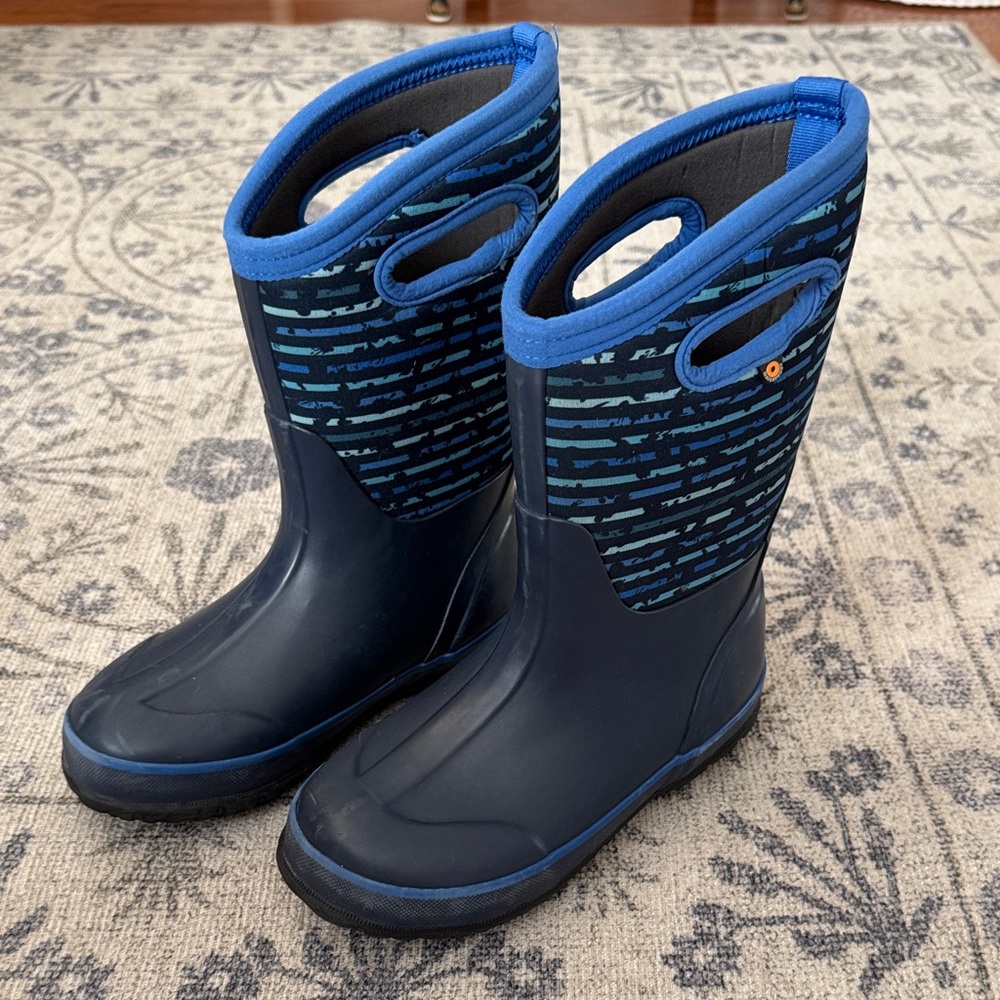 Kids BOGS Winter Boots Size 3 (Like new!)
